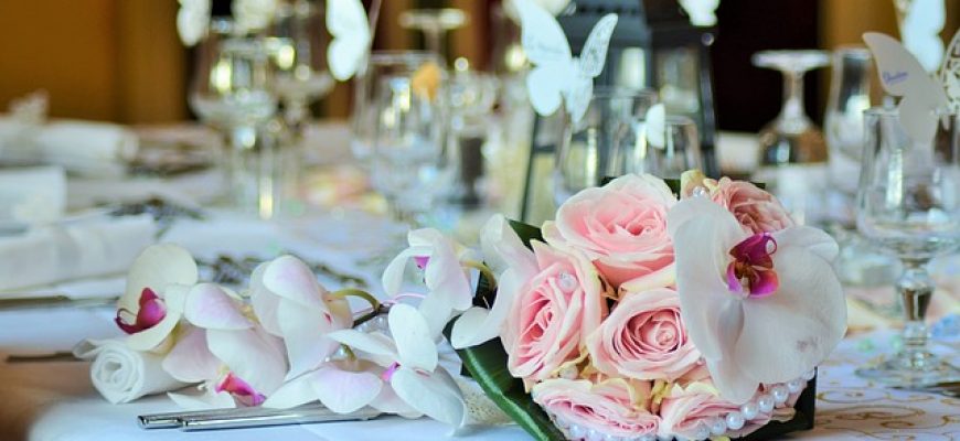 עיצוב האירוע בעזרת פרחים חיים