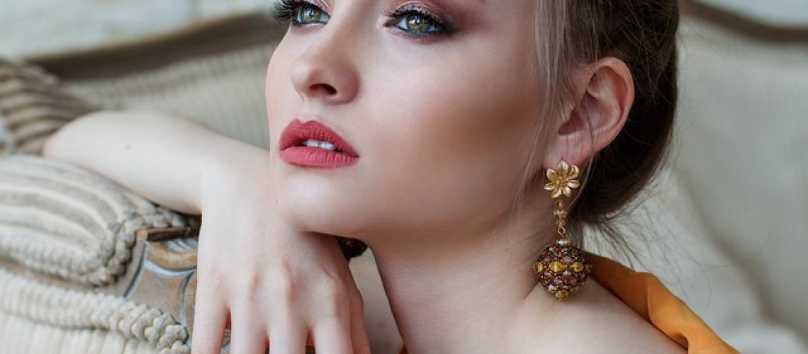 עגילי זהב נופלים